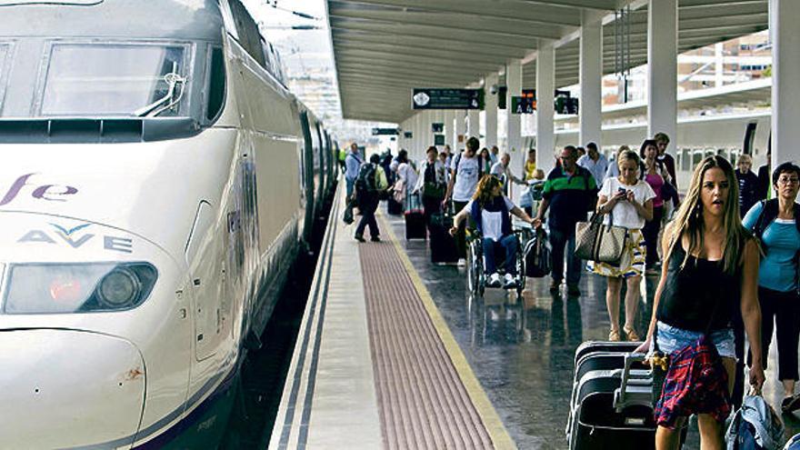 Primer AVE que llegó de Madrid a Alicante en dos horas.