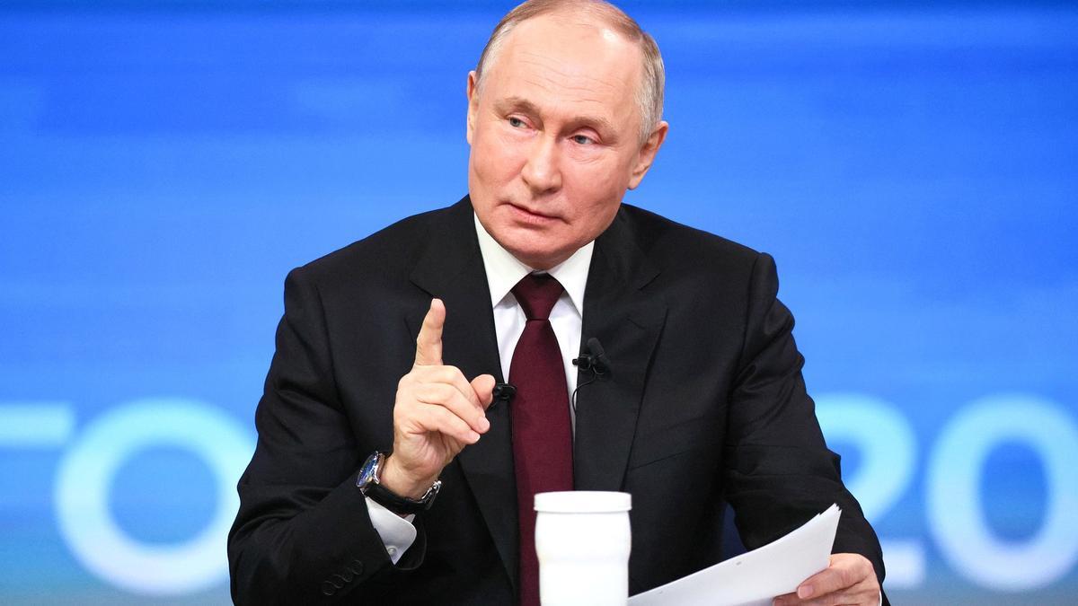 Vladimir Putin, presidente de Rusia, comparece en rueda de prensa.