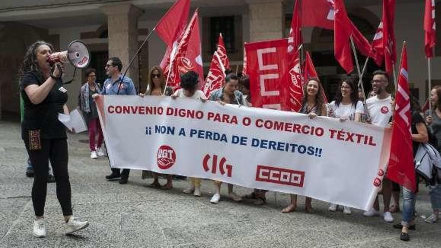 Protesta ante la sede de la patronal. // Brais Lorenzo