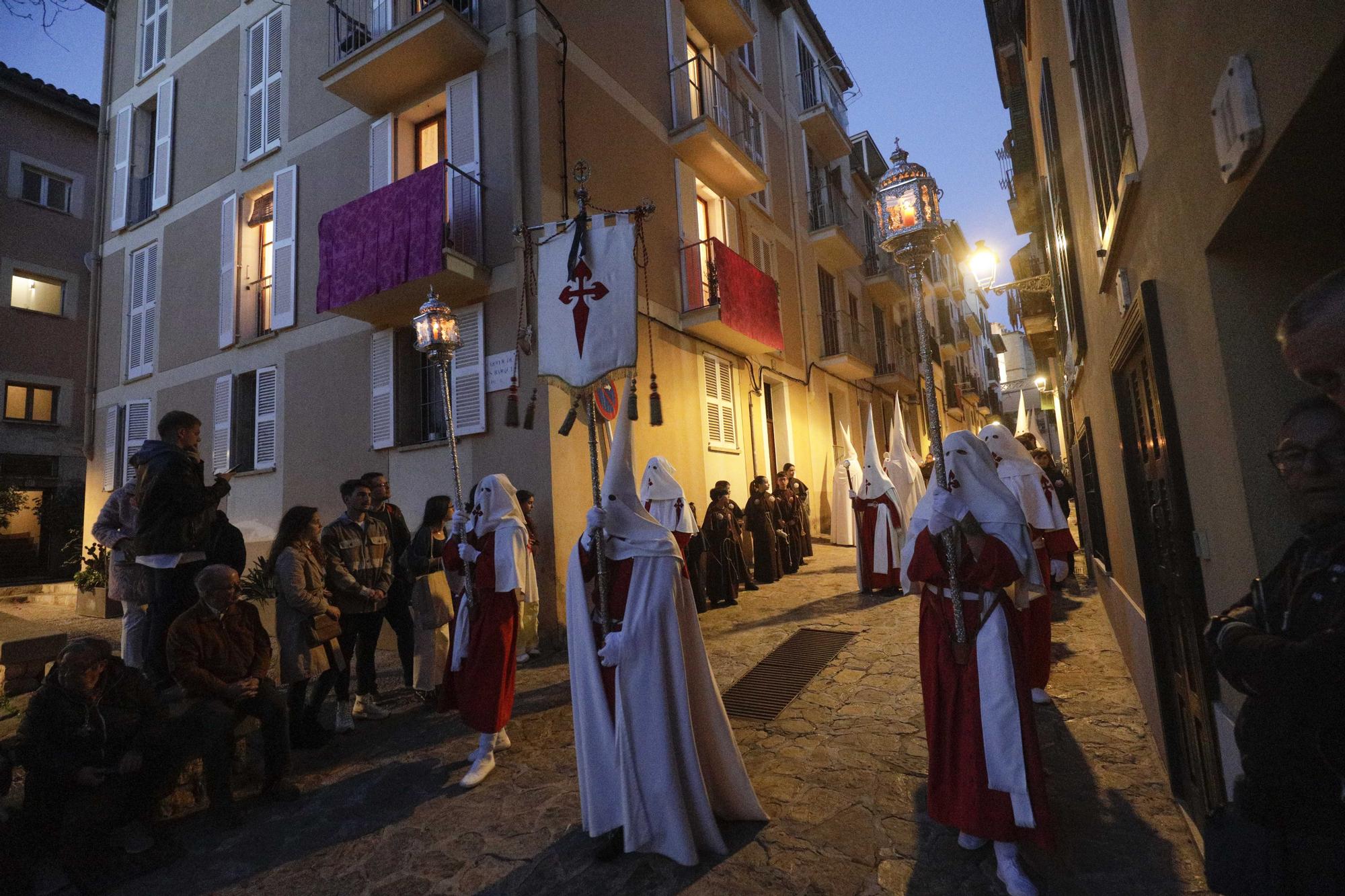 FOTOS | Miércoles Santo en Palma: El barrio de Sant Pere enmudece con la procesión de la Santa Creu