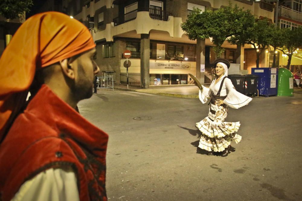 Las cuatro comparsas del bando de la cruz protagonizan un espectacular desfile por las calles del municipio