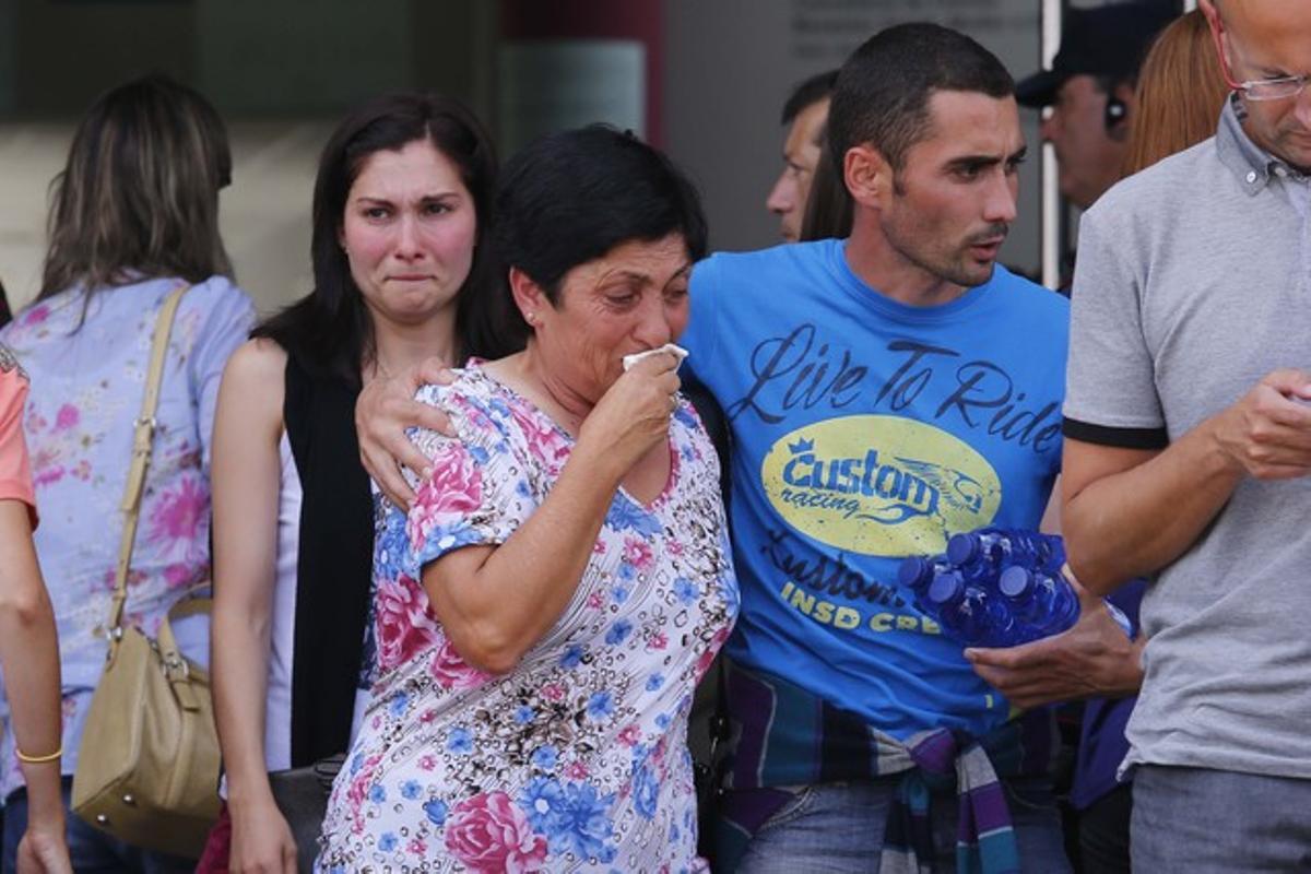 Familiars i amics de les víctimes a prop de l’estació de tren de Santiago, ahir.
