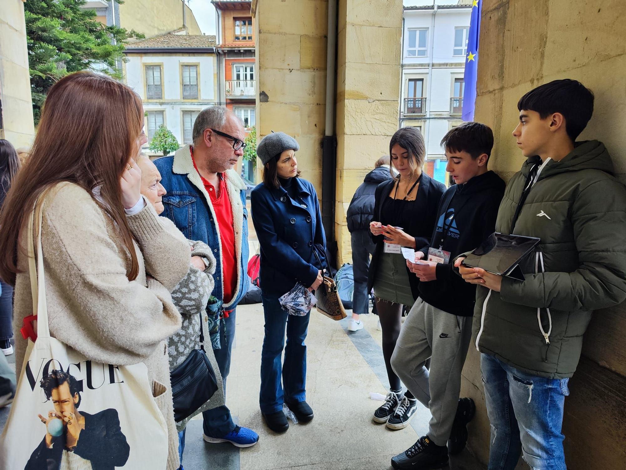 La historia medieval de Villaviciosa, de las aulas a las calles: así han ejercido los alumnos del instituto como guías turísticos