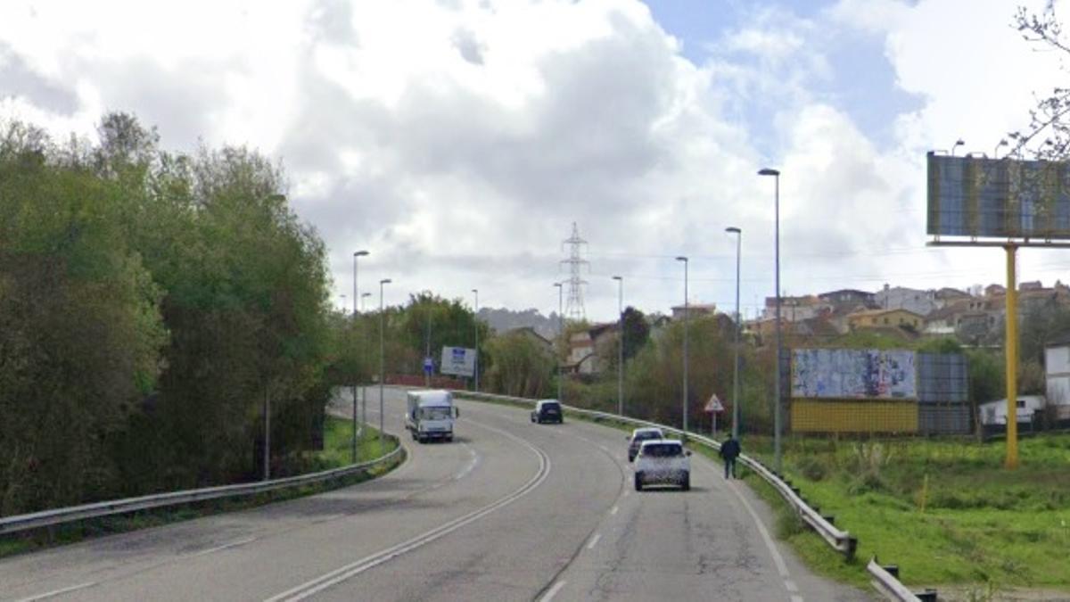 Vista del vial Clara Campoamor entre Ramiro Pascual y el Hospital Álvaro Cunqueiro, sin aceras.