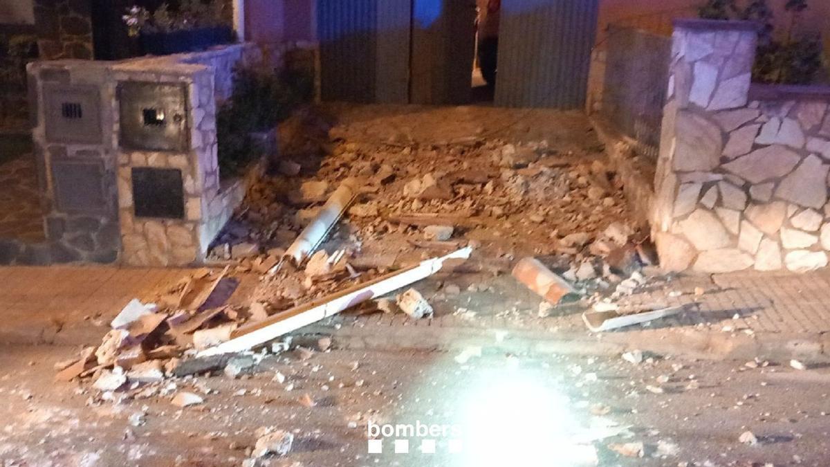 La resta de teules i elements de la façana de la casa de Palafrugell.