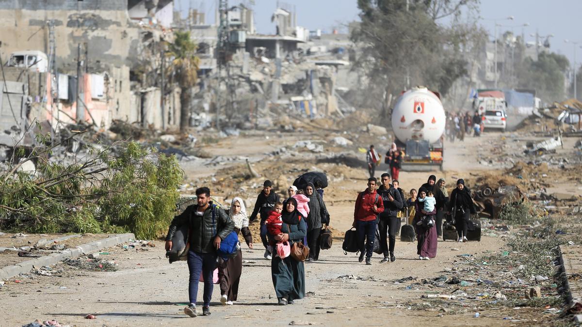 Un grupo de palestinos huye del norte de la Franja de Gaza.
