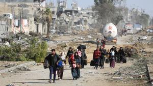 Un grupo de palestinos huye del norte de la Franja de Gaza a causa de la ofensiva militar lanzada por el Ejército de Israel