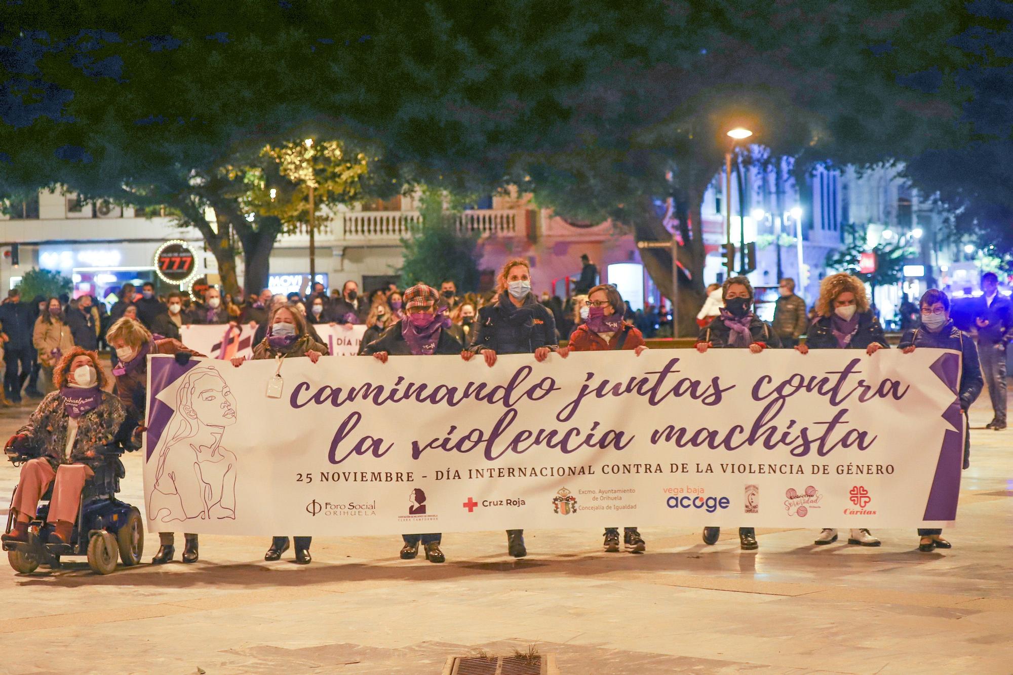 Protesta anoche en Orihuela en la marcha del 25N convocada por la Mesa de Igualdad del municipio y la concejalía