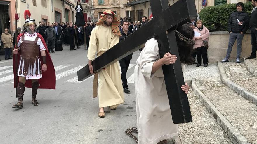 Auch die Bruderschaften der Osterprozessionen nahmen am Gedenk-Kreuzweg teil.