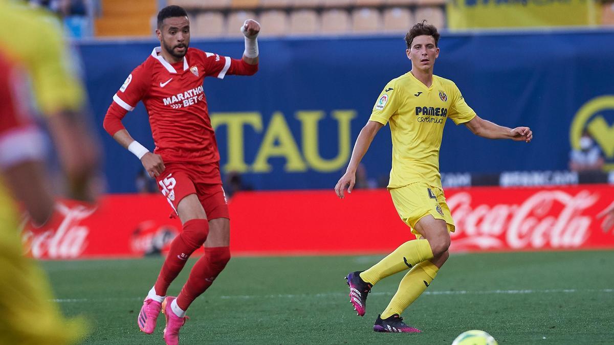 Pau Torres y Youssef En-Nesyri en un partido de Liga.