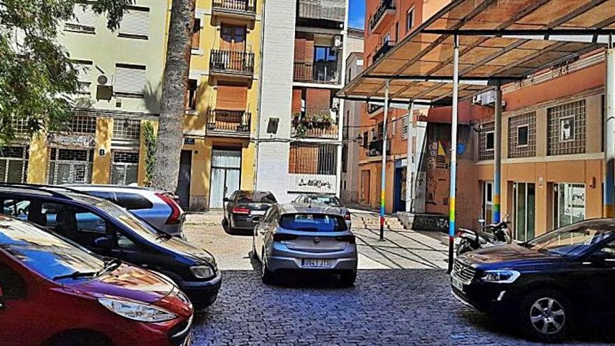 Una plaza peatonal está llena siempre de coches. | LEVANTE-EMV