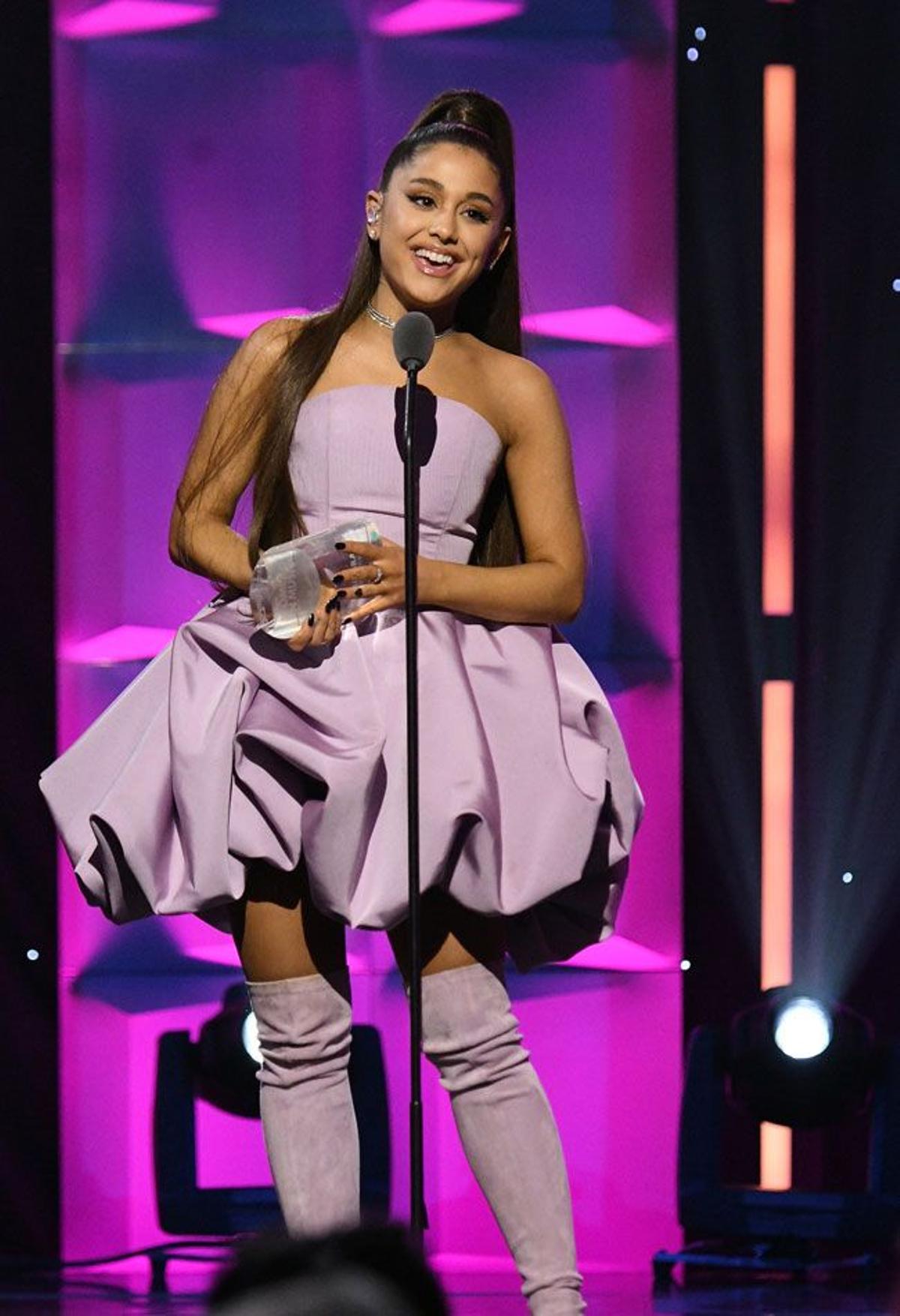 Ariana Grande dando un discurso en los Billboard: Women in Music