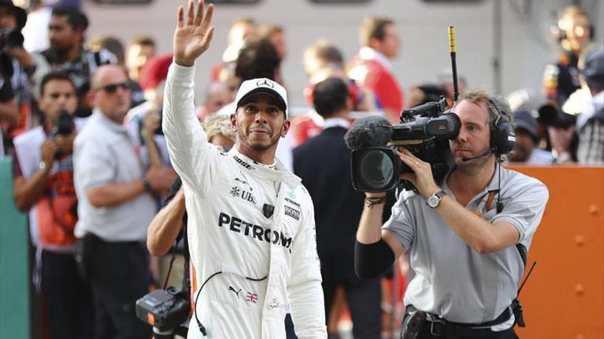 Los tropiezos de Ferrari le dan la ‘pole’ a Lewis Hamilton