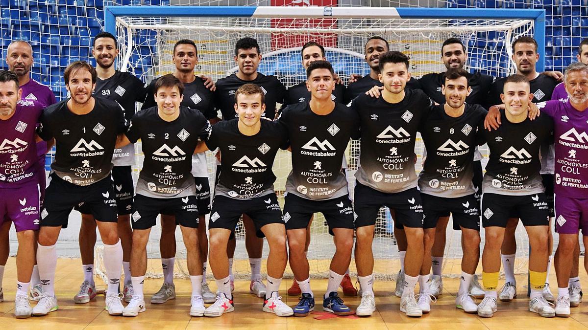 La plantilla del Palma Futsal, sin los internacionales Raúl Campos, Claudino y Marlon, posa ayer antes de empezar a trabajar en el Palau d’Esports de Son Moix. | PALMA FUTSAL