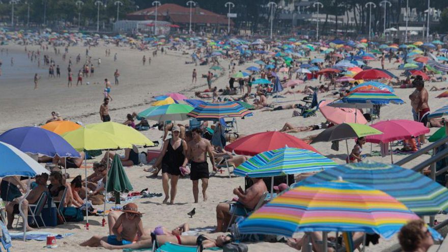 La playa de Samil, en Vigo, ayer. | |