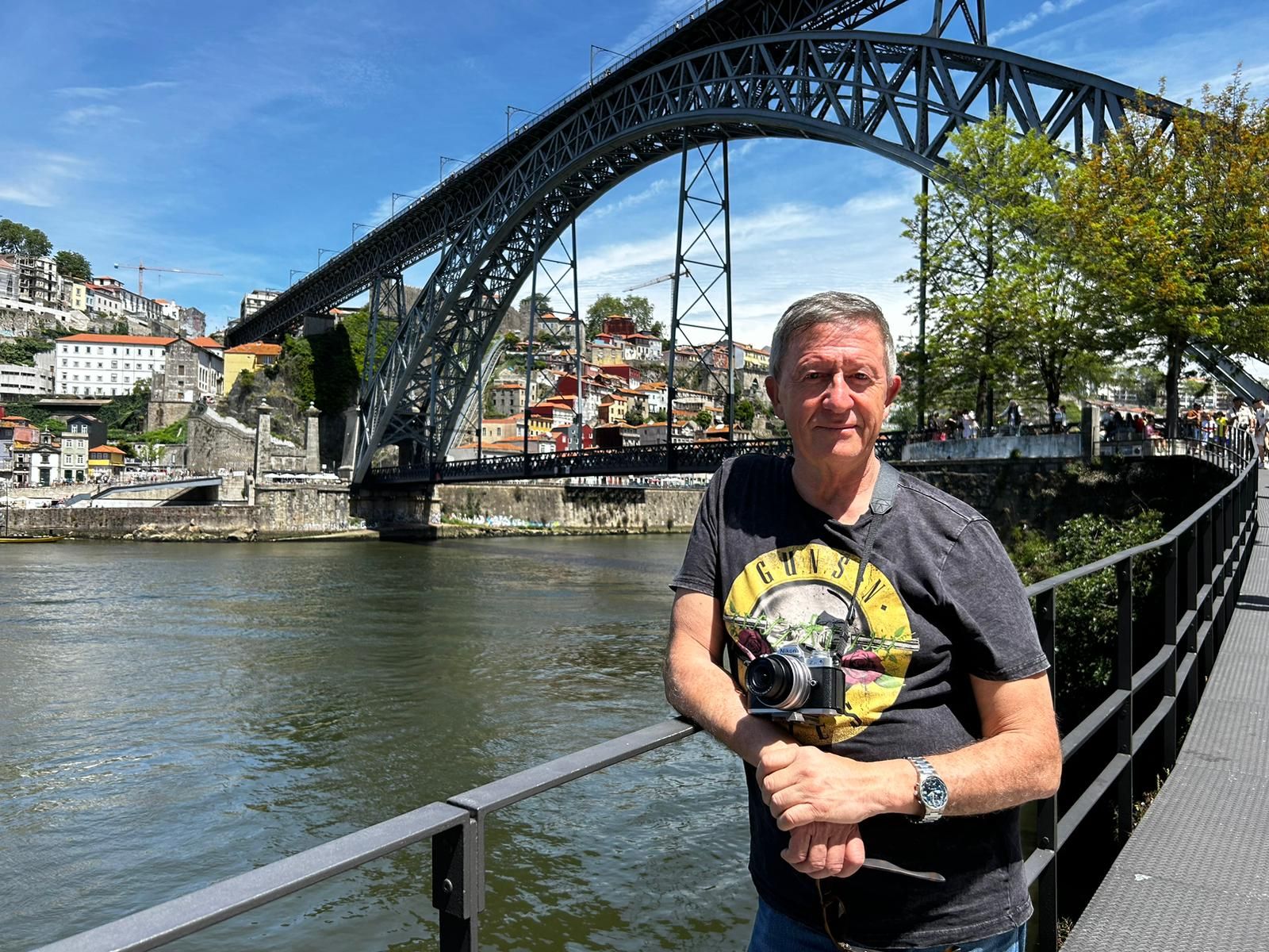 Xesús Búa, á beiro do río Douro en Nova Gaia, onde se ubica a freguesía de Aventes