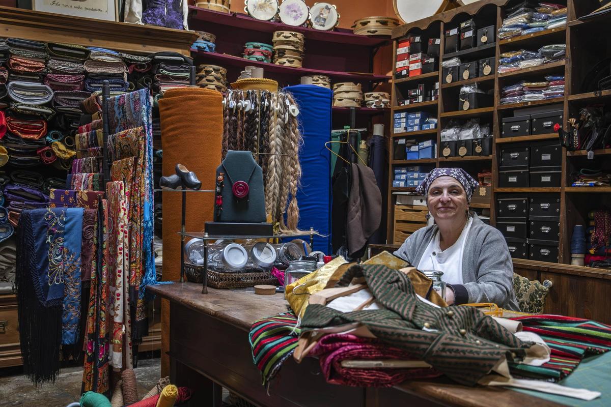 Rosa Segade, sentada en el taller de su tienda De Cotío, en la rúa de Xelmírez.