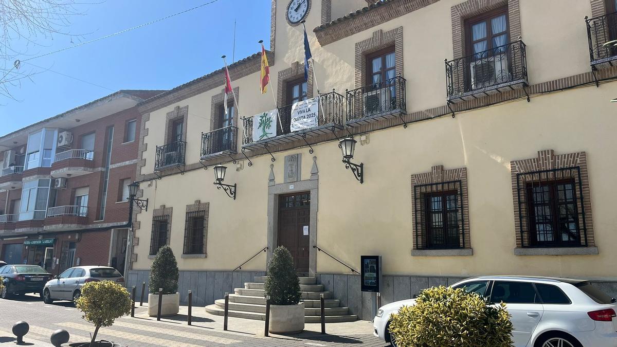 El Ayuntamiento de Pulgar, en la Plaza de la Constitución, donde no pudo ser edil Isidro Navarro.