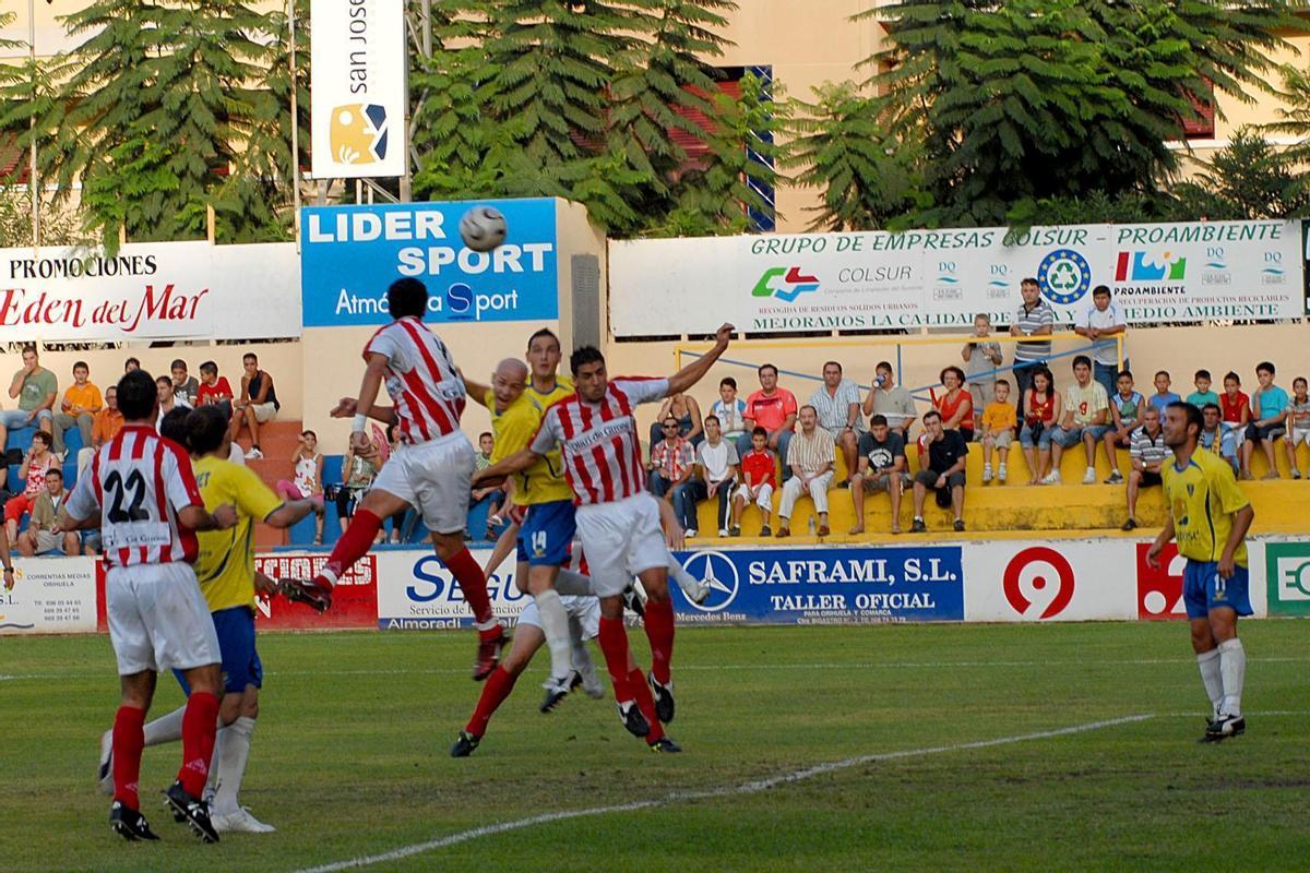 Rangel salta durant la darrera visita del Girona a Oriola, el setembre del 2007 (0-0)