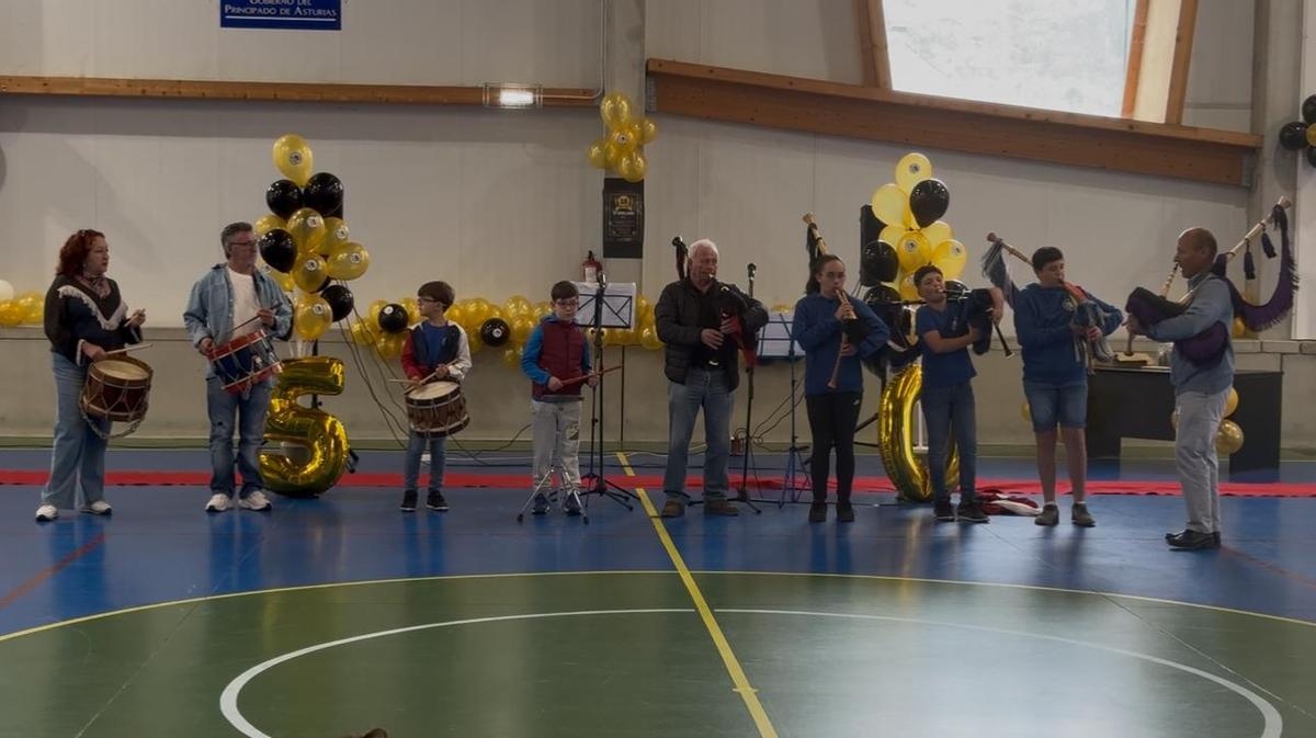 Banda de gaitas de Suarías en el 50 aniversario del CP Jovellanos de Panes