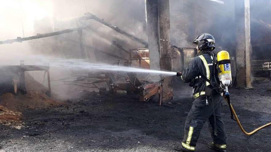 Un bombero, durante las labores de extinción del incendio.