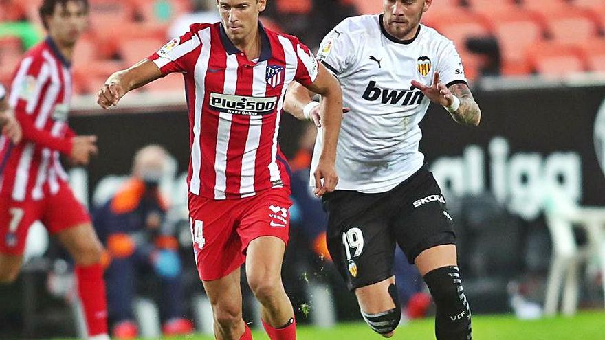 Pugna de balón durante el encuentor en Mestalla de ayer. | F. C.