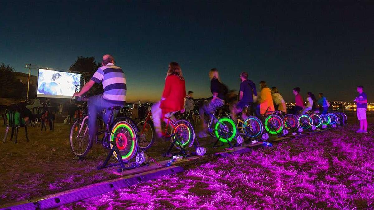 Una edición anterior del festival Cinema a Pedal en A Foz.