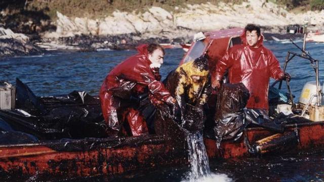 Fotografías realizadas por Colón en los primeros días contra el fuel del Prestige, de las consecuencias y de la marea solidaria que respondió a la tragedia.   | // COLÓN