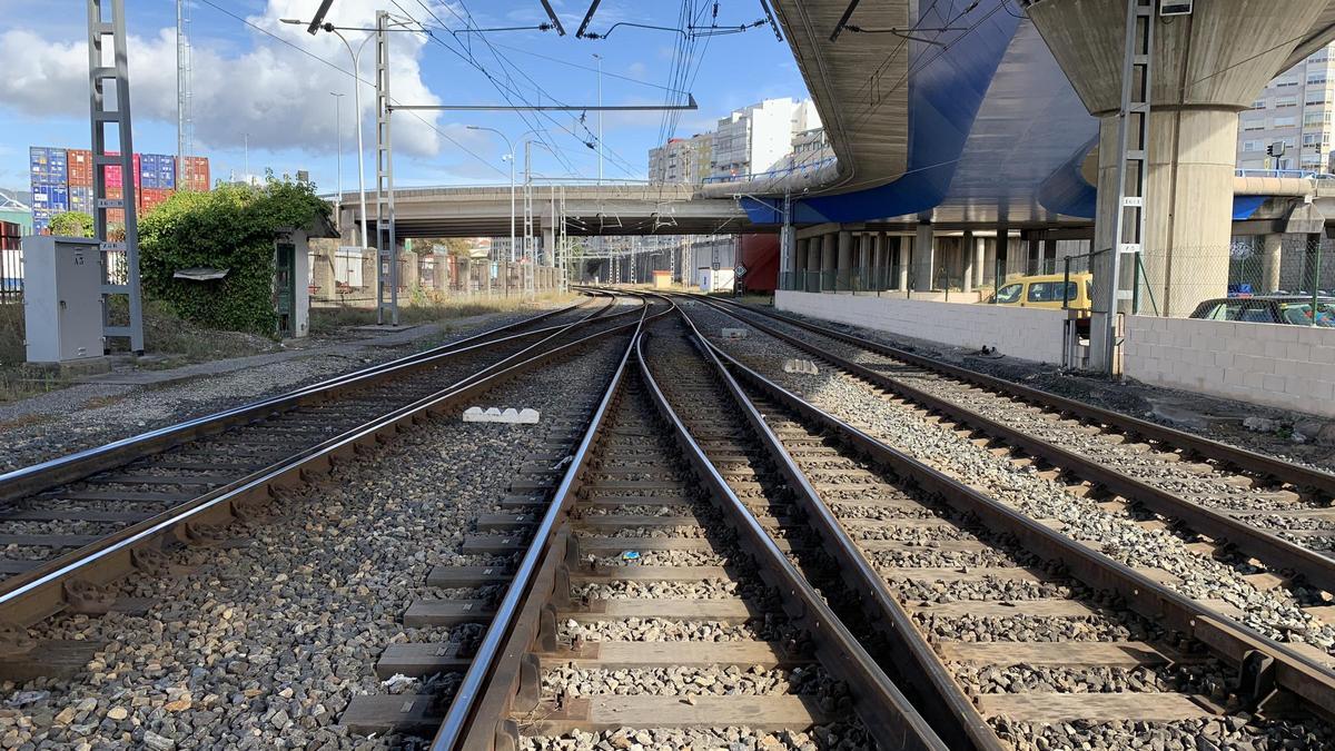 Vías de ferrocarril en la salida de la estación de Vigo-Guixar hacia Redondela