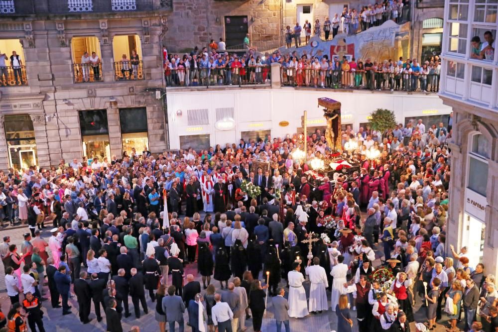 Miles de personas acompañan a la figura del Cristo de la Sal por el centro de la ciudad