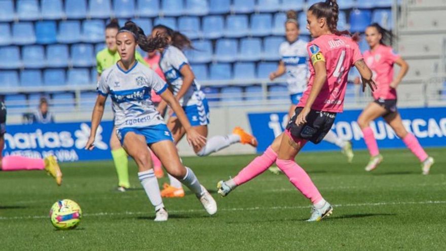 Judith juega el balón ante la presión de una rival. | ALHAMA ELPOZO