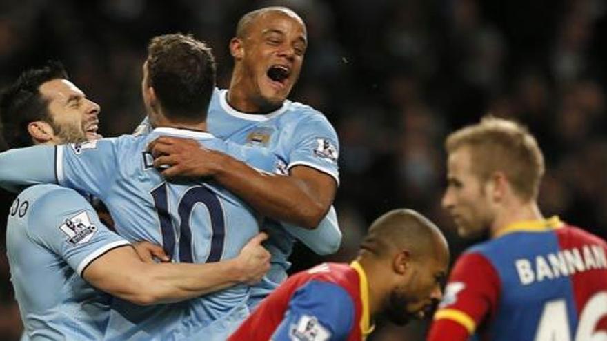 Los jugadores del City celebran el gol.