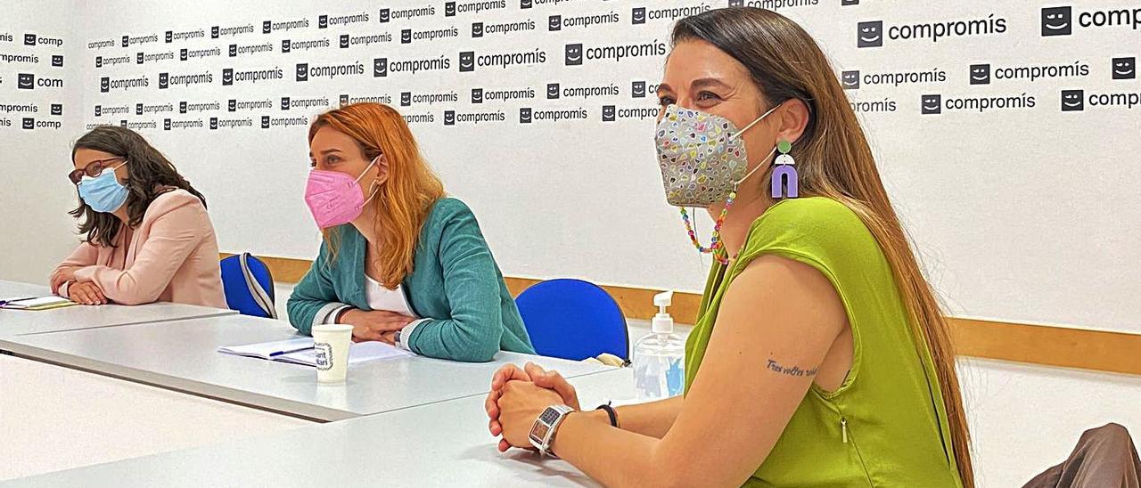 Jessica Albiach, al centro, junto a Mónica Oltra y Mireia Mollà, en la sede de Compromís.  | LEVANTE-EMV