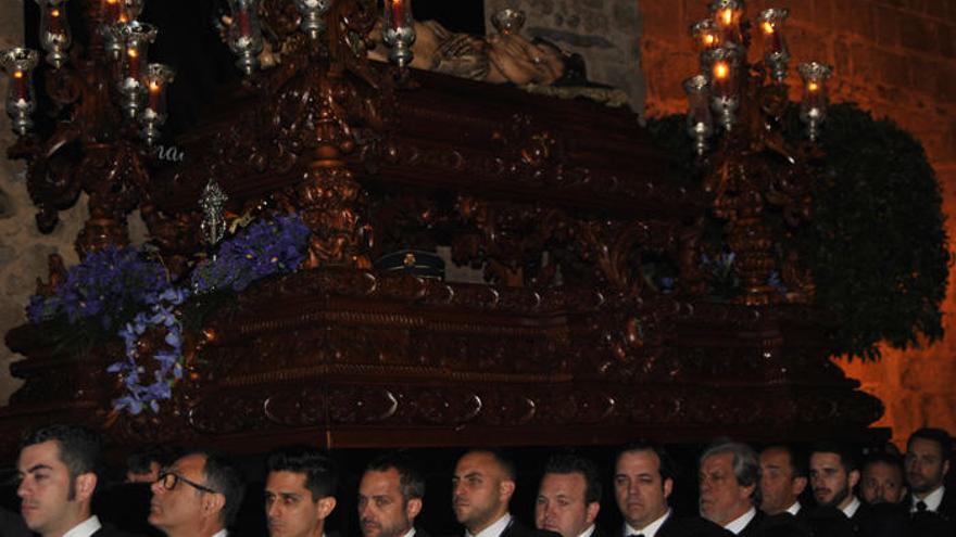 El Yacente llegando a la plaza de la iglesia, al pie de la muralla.