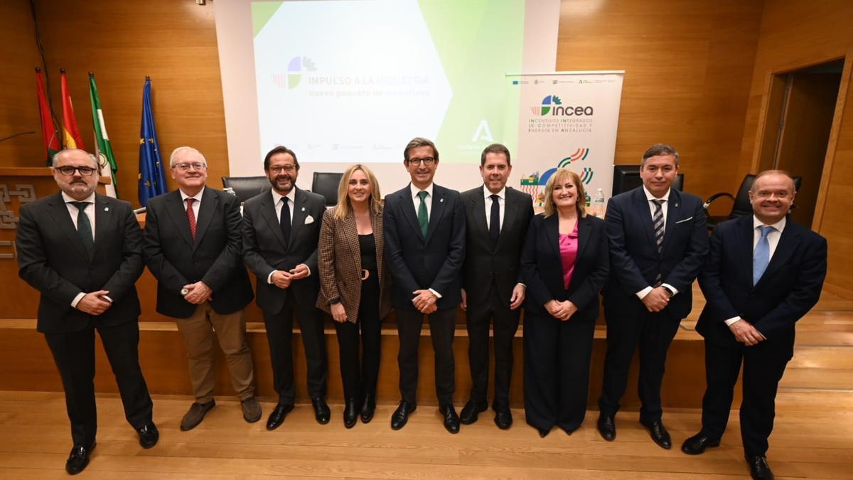 El consejero de Industria, Energía y Minas de la Junta de Andalucía, Jorge Paradela, ha presentado este viernes en Granada dos instrumentos de ayudas para el desarrollo de la industria en Andalucía y que suman 400 millones.