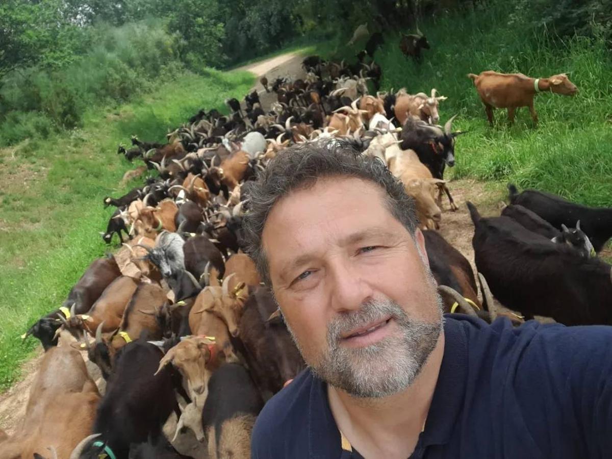 Miguel Medela con su rebaño de cabras, en Lalín.