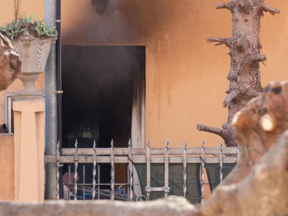 Un incendi en una casa al carrer Avinyonet de Figueres deixa un ferit amb un 20% del cos cremat