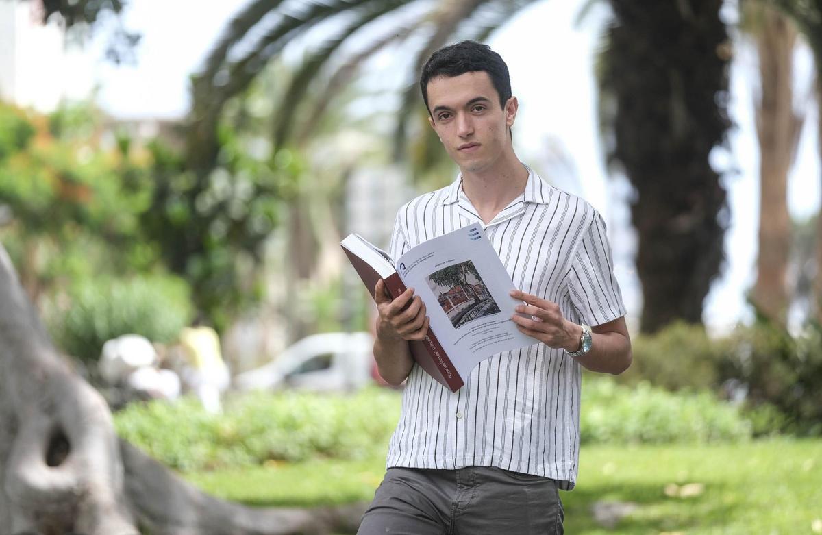Rodolfo Juan Espino, con un ejemplar de su trabajo fin de grado.