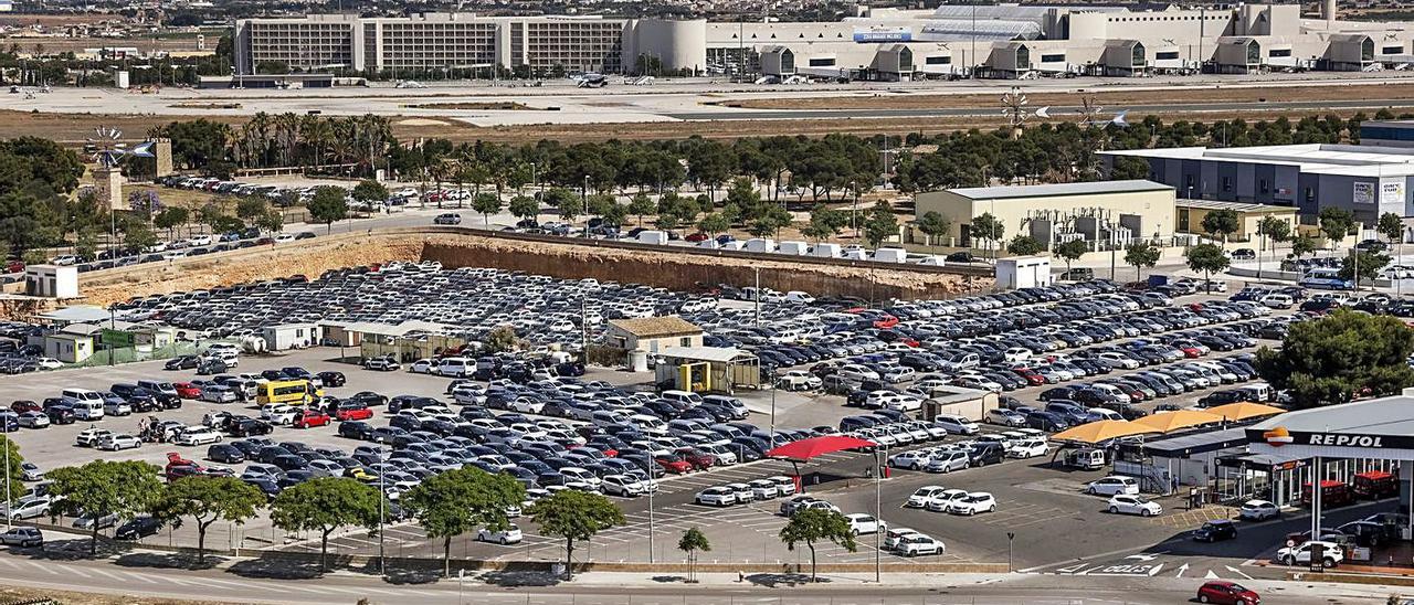 Imagen de archivo de coches de alquiler en el aeropuerto de Palma | B. Ramón