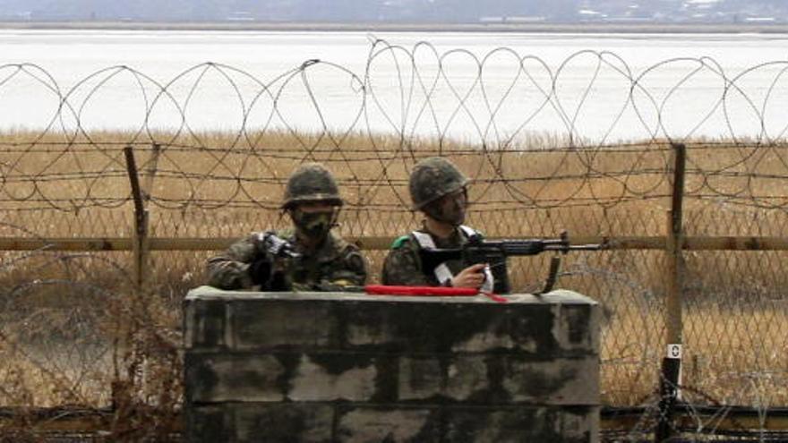 Soldados surcoreanos vigilan cerca de la Zona Desmilitarizada en Paju.