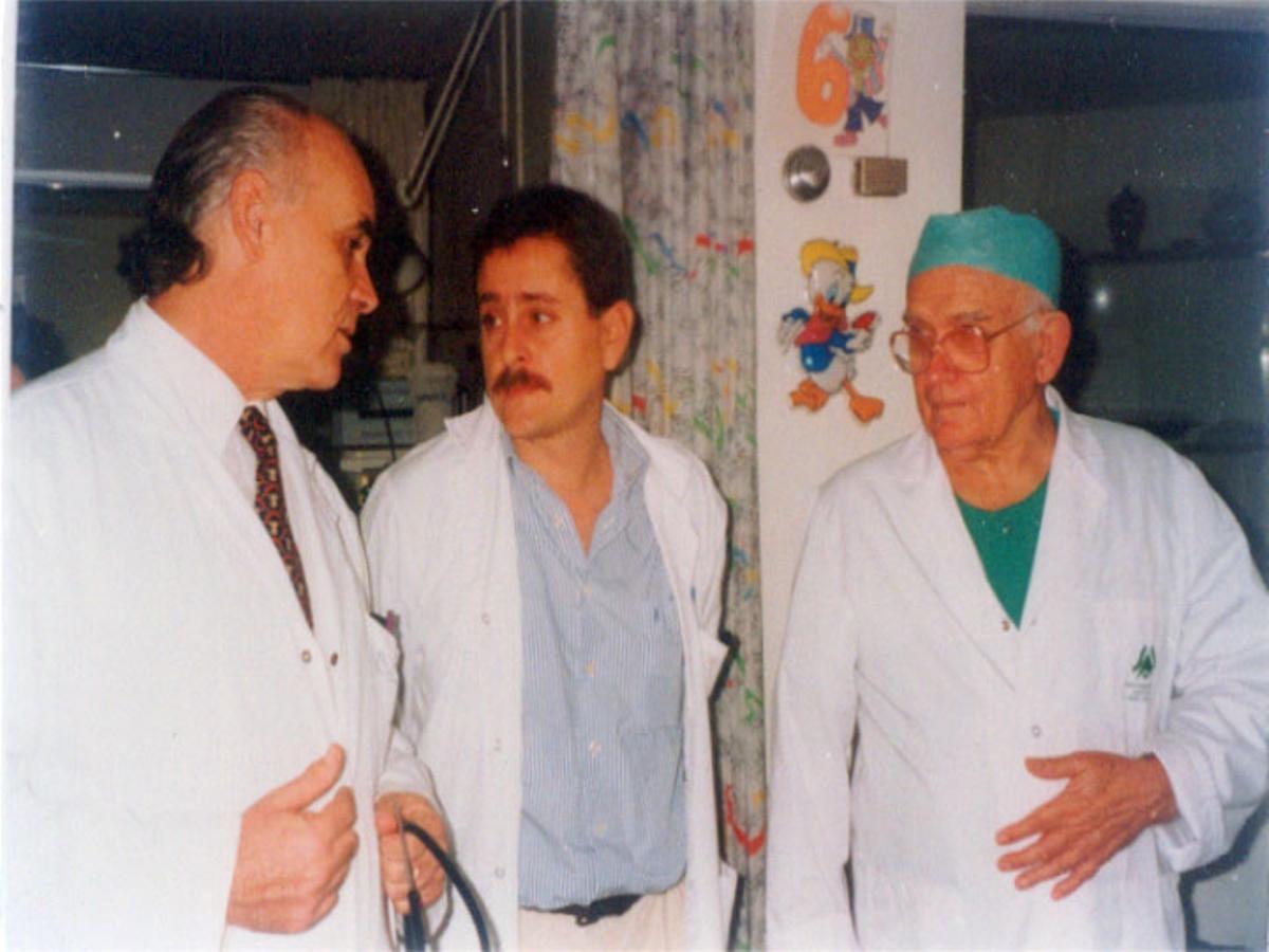 Los doctores Manuel Concha, Ignacio Ibarra y Donald Ross, en una de las visitas de este último al hospital Reina Sofía.