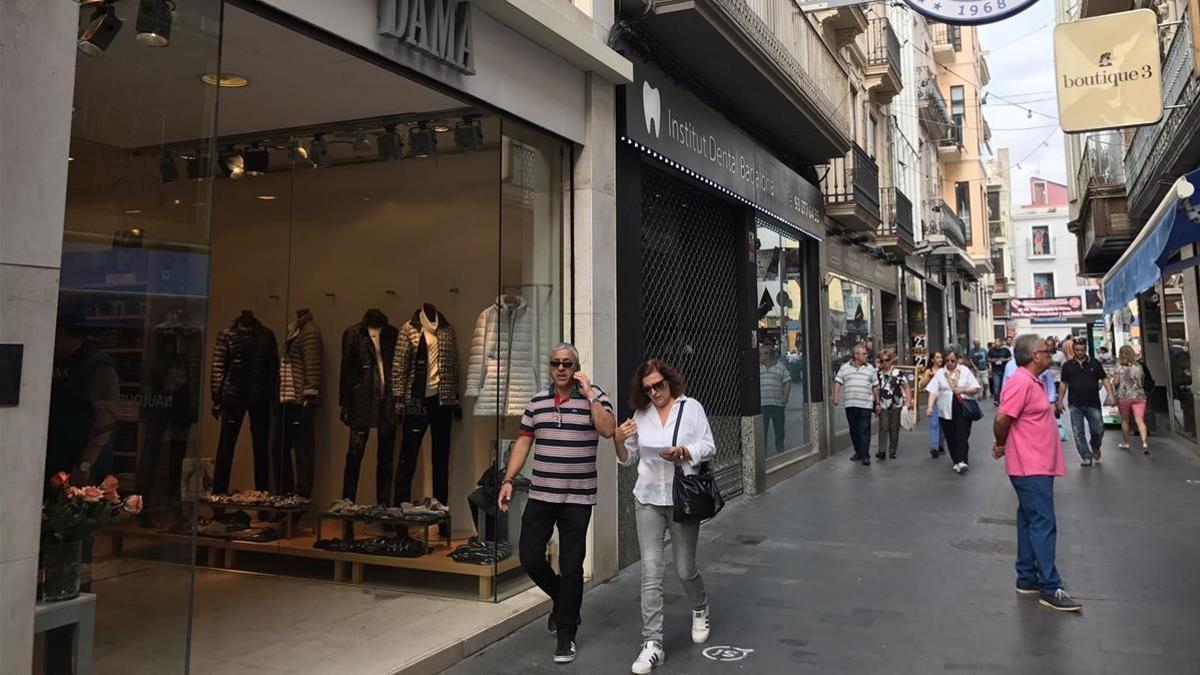 Comercios abiertos en carrer del Mar, de Badalona.