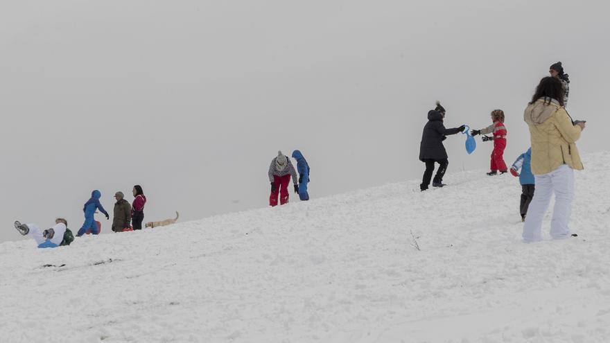 La nieve pone en aprietos a los conductores en Ourense y Lugo