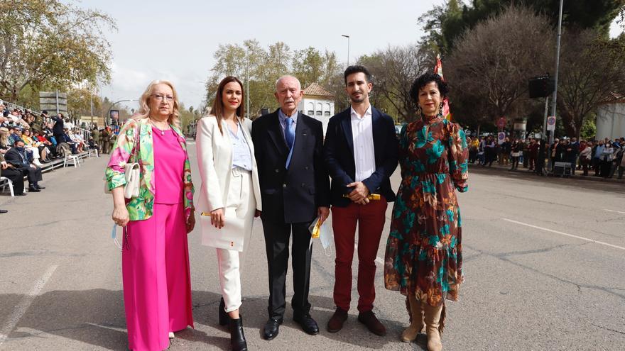 Un variado crisol de personas rinden homenaje a la bandera española en Córdoba