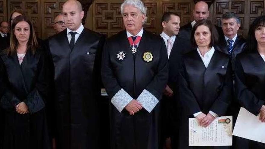 Foto de familia tras el juramento de los cuatro nuevos integrantes del colegio profesional.