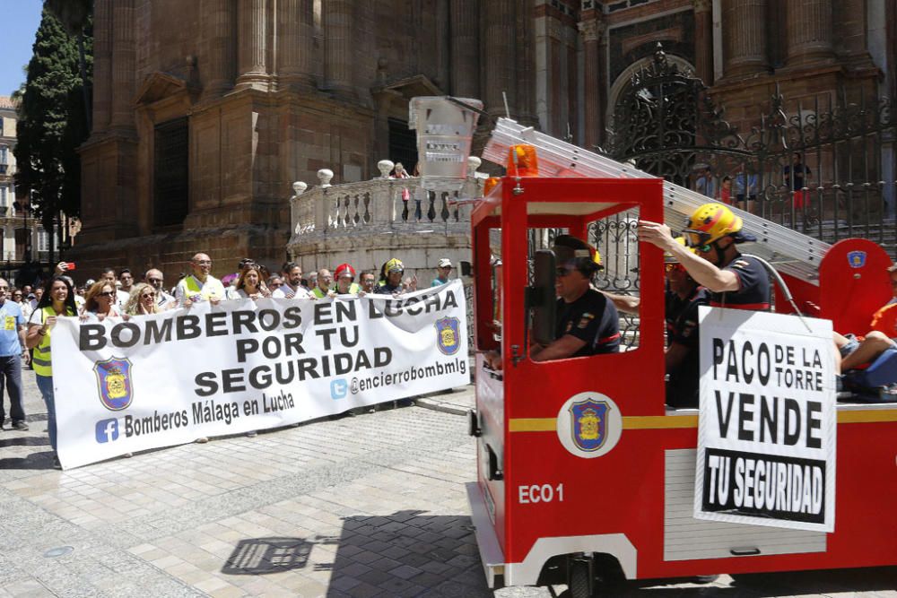 La manifestación, que partía del parque de bomberos de Martiricos, ha recorrido las calles de Málaga hasta llegar a la plaza de la Constitución