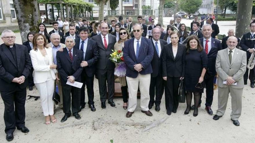 Foto de familia de los homenajeados por Fillos e Amigos da Estrada y las autoridades. // Bernabé / Cris M.V.