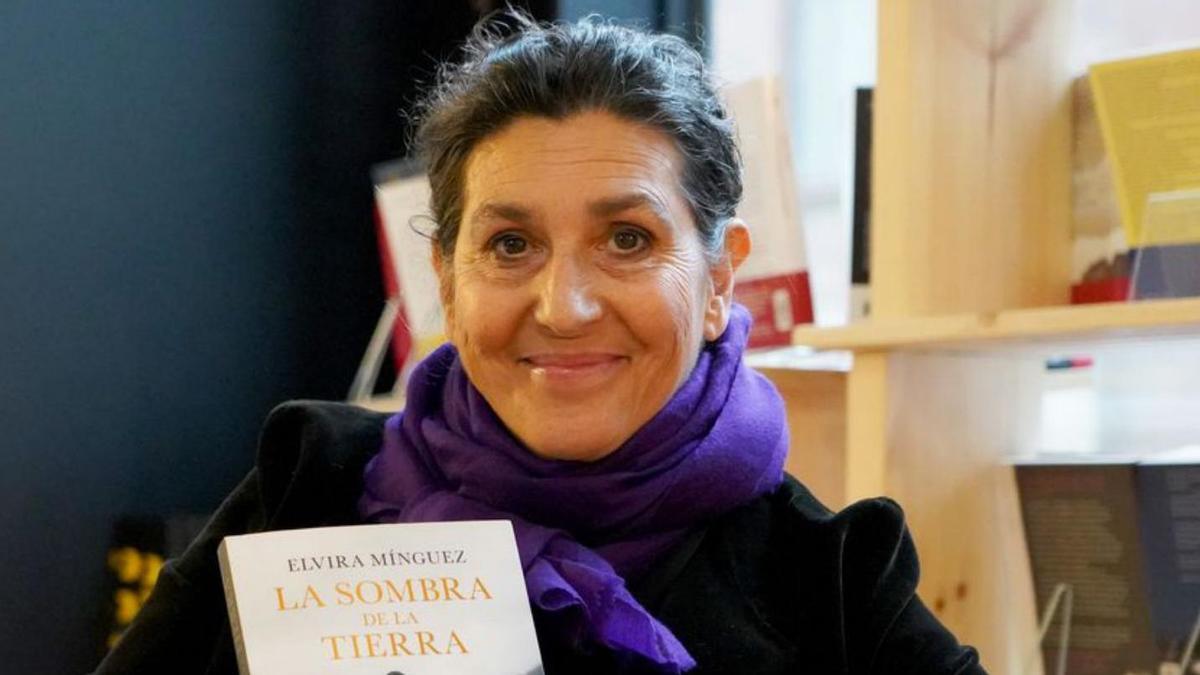 Elvira Mínguez con su novela. | Ical