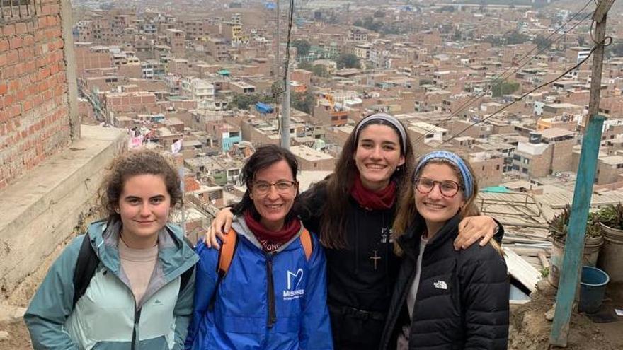 Laura Ochoa (segunda por la derecha) en la misión de Lima con otras compañeras.