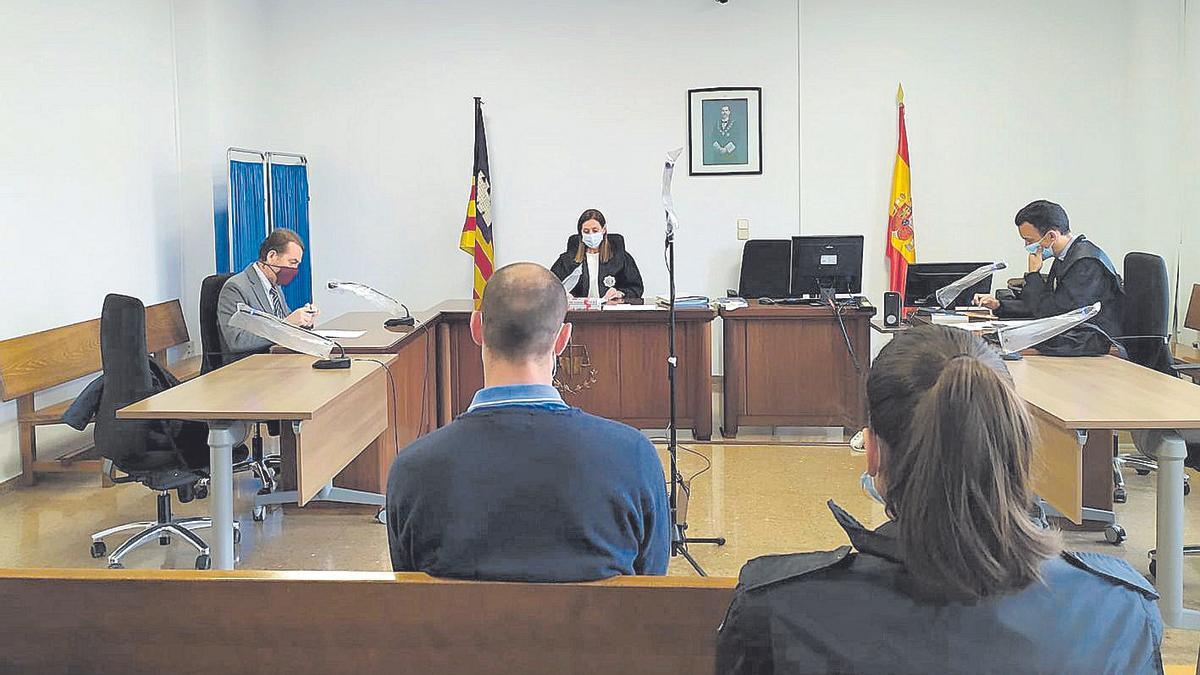 El hombre condenado por robar a ancianas en Palma, ayer durante el juicio.